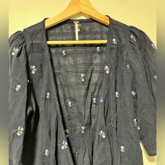 Free People XS Navy Blue Embroidered Wrap Blouse – Cotton, Boho Floral Tie Front - Picture 12 of 13
